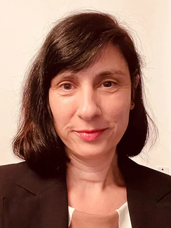 Headshot of Laura Enneian.