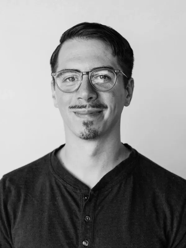 Headshot of Daniel Saunders.